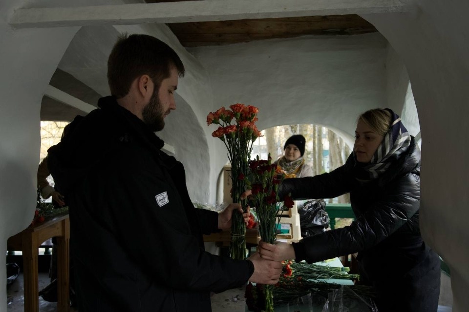 Тысячу цветов доставили для украшения псковских храмов к Пасхе