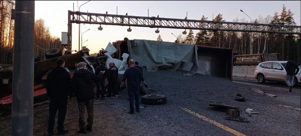 Псковский водитель самосвала погиб на автодороге «Скандинавия» после столкновения с автокраном