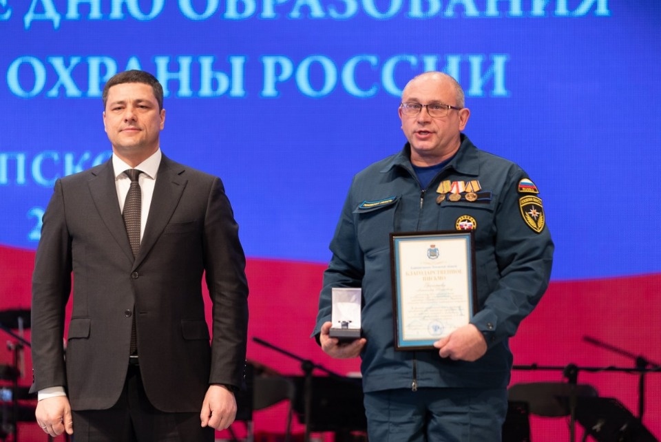 Медалью ордена «За заслуги перед Отечеством» 2-й степени наградили двух специалистов пожарной охраны Псковской области