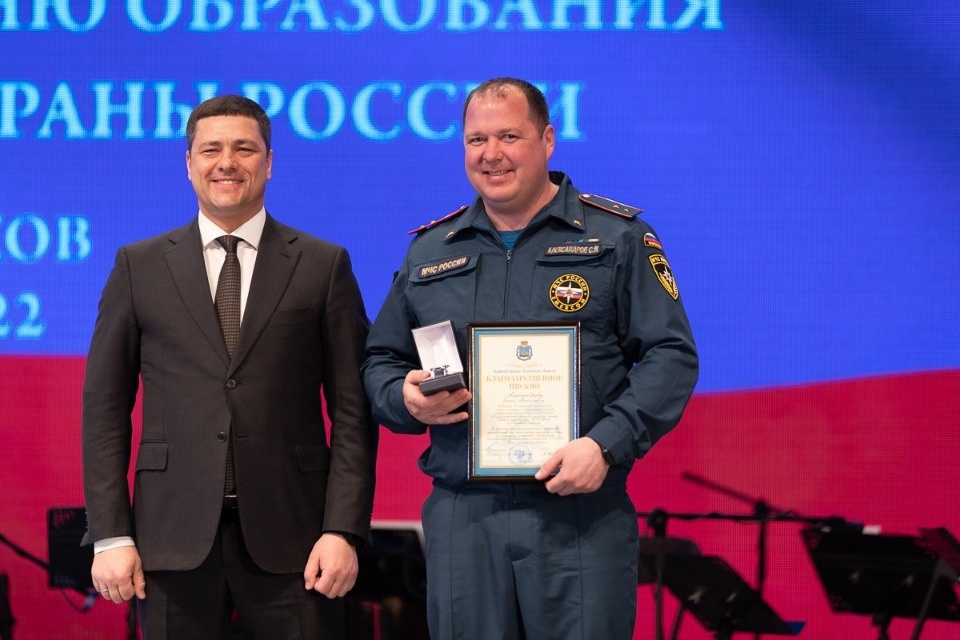 Медалью ордена «За заслуги перед Отечеством» 2-й степени наградили двух специалистов пожарной охраны Псковской области