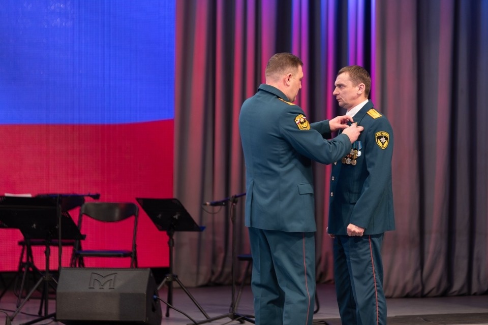 Медалью ордена «За заслуги перед Отечеством» 2-й степени наградили двух специалистов пожарной охраны Псковской области