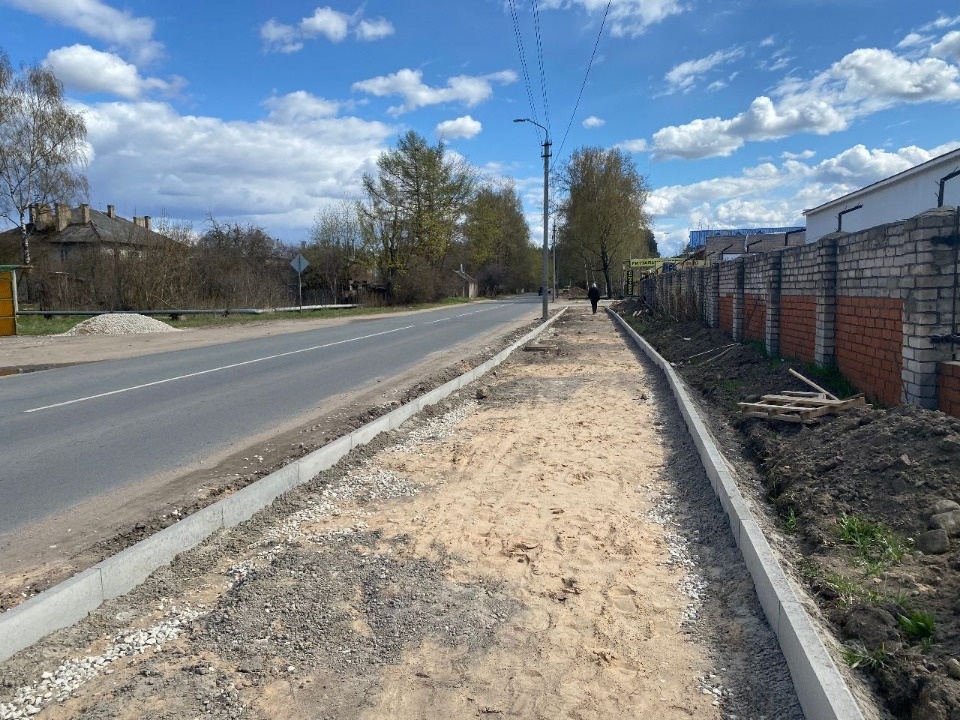 Порядка 1 км тротуаров оборудуют вдоль улицы Яна Райниса в Пскове