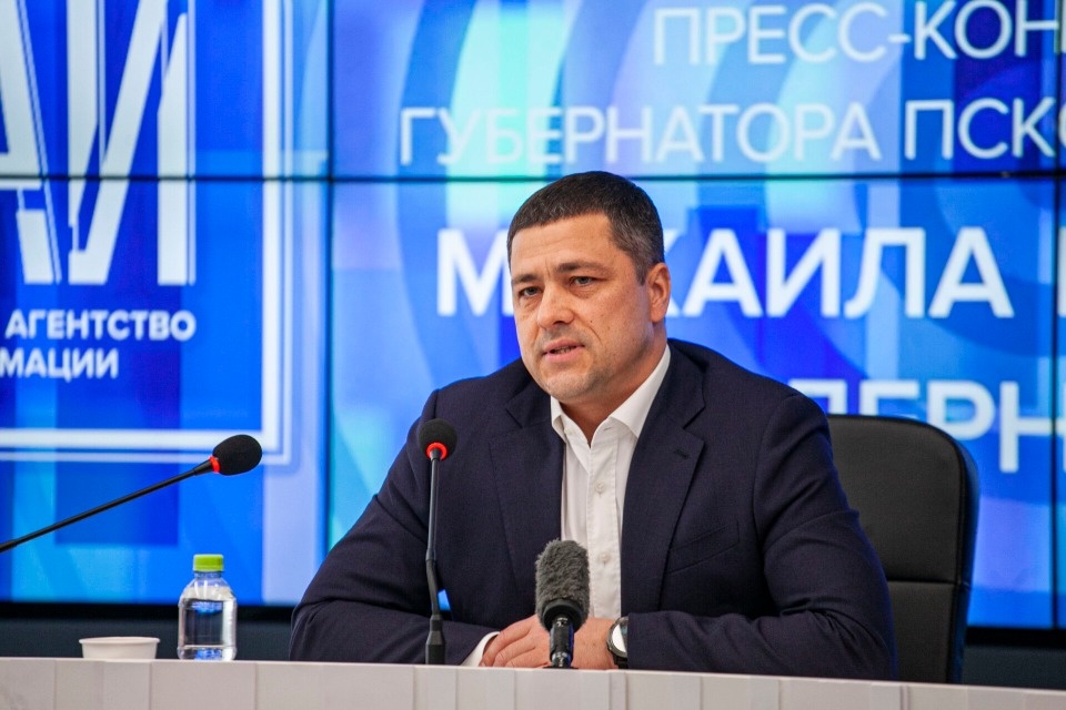 Михаил Ведерников поздравил жителей Псковской области с Днём Победы