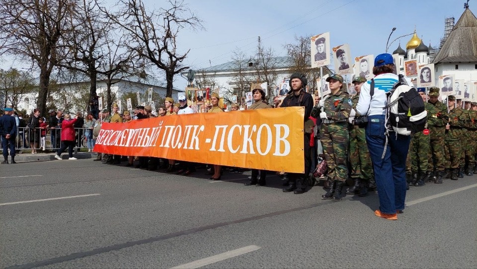 Шествие «Бессмертного полка» проходит в Пскове