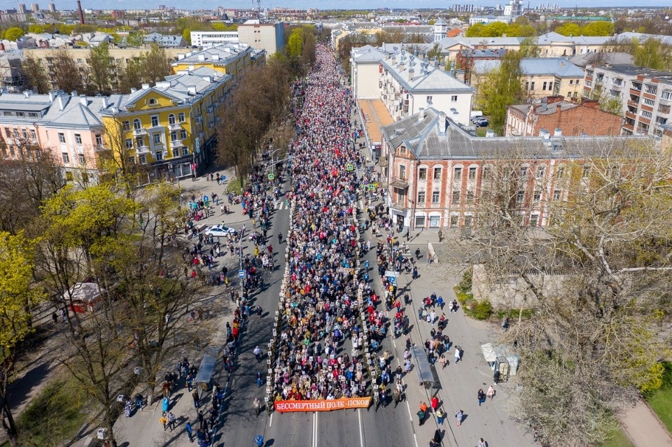 Около 35 тысяч человек приняли участие в шествиях «Бессмертного полка» в Псковской области