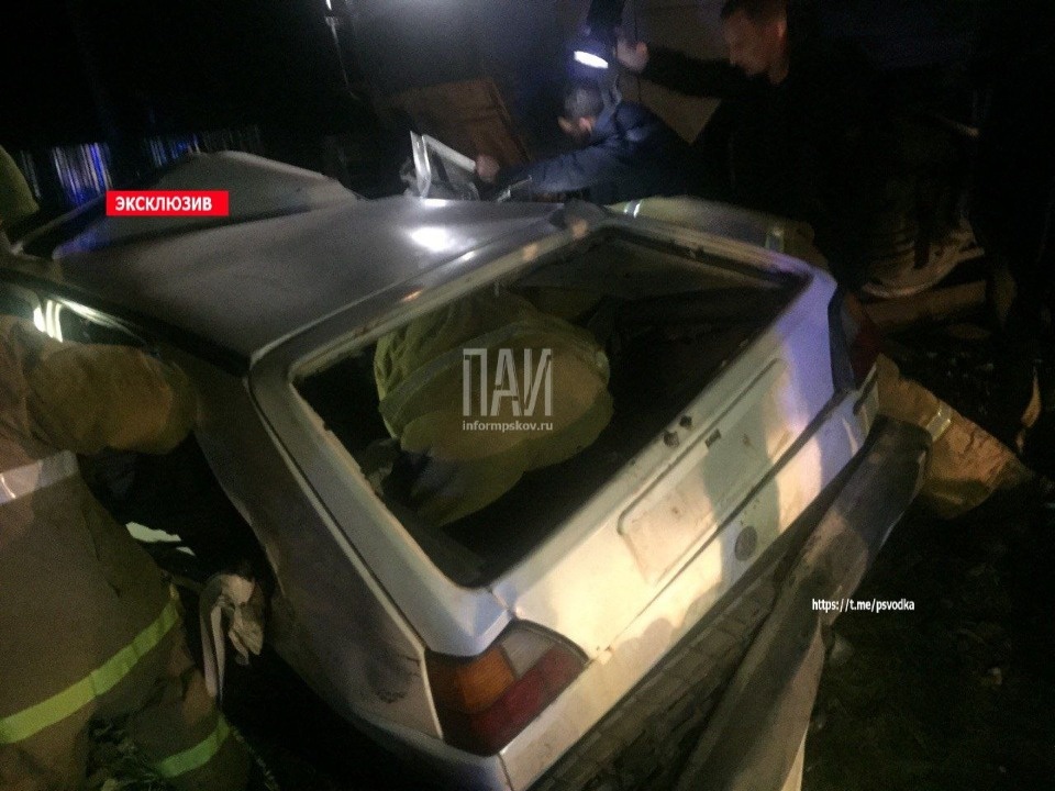 Два человека погибли в результате столкновения автомобиля с поездом в Себежском районе Два человека погибли в результате столкновения автомобиля с поездом в Себежском районе