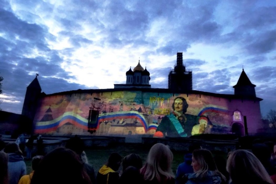 Порядка 13 тысяч человек посмотрели лазерное шоу о Петре Великом в Пскове