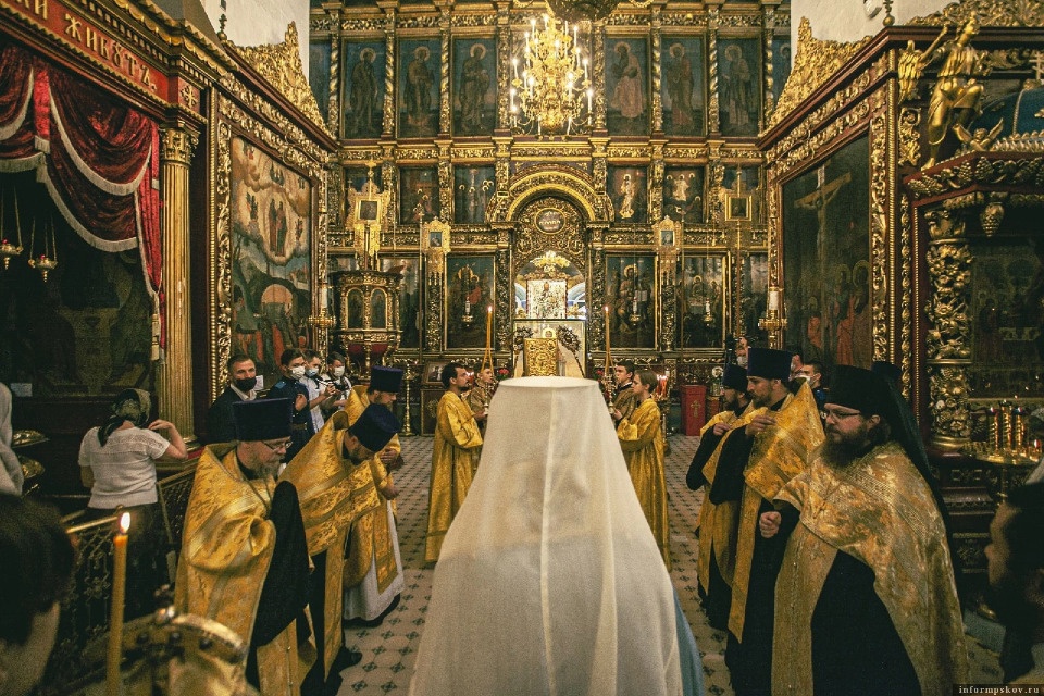 Семиярусный иконостас Троицкого собора в Пскове отреставрируют