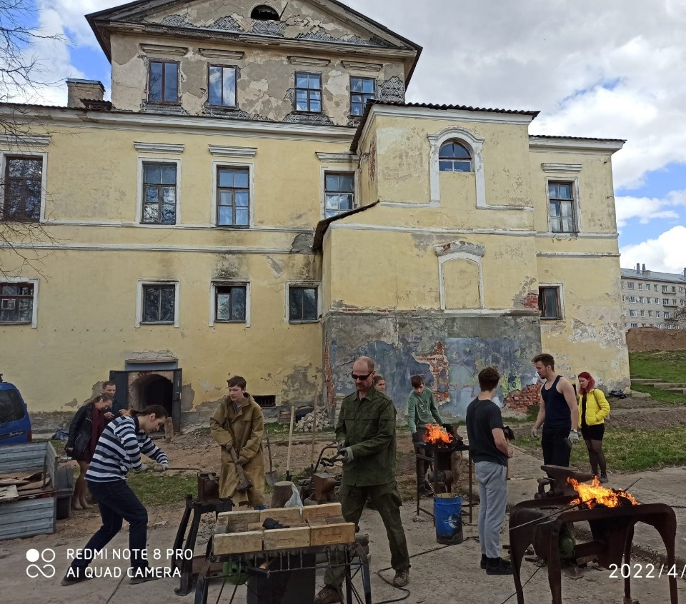 Псковские кузнецы преподают кузнечное мастерство подросткам