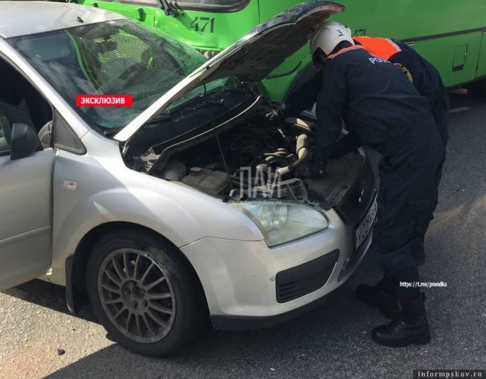 Водитель автомобиля Ford пострадал в ДТП с участием рейсового автобуса в Псковском районе