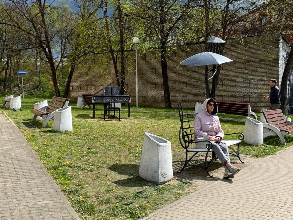 Металлический рояль установили в одном из скверов Пскова Металлический рояль установили в одном из скверов Пскова