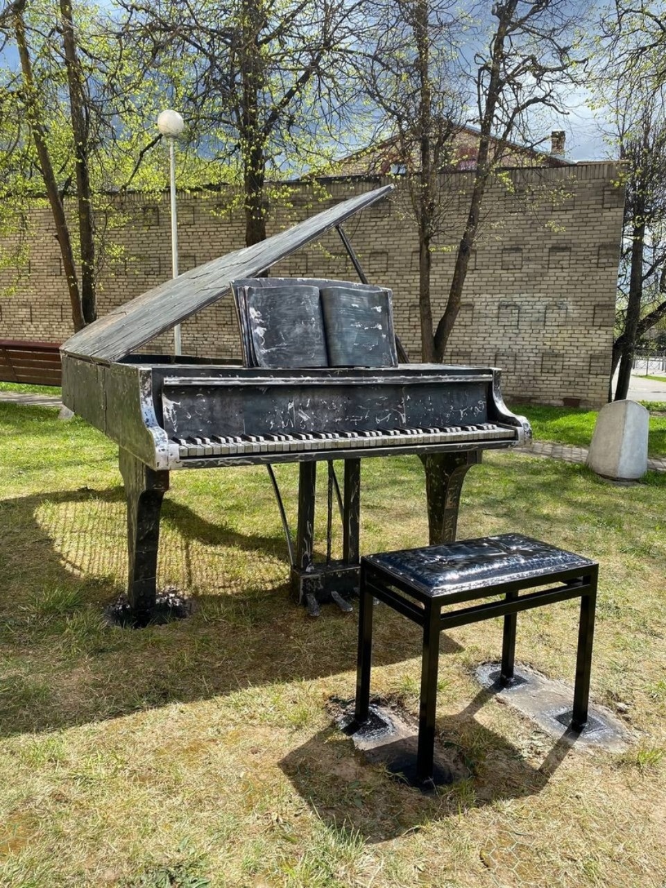 Металлический рояль установили в одном из скверов Пскова