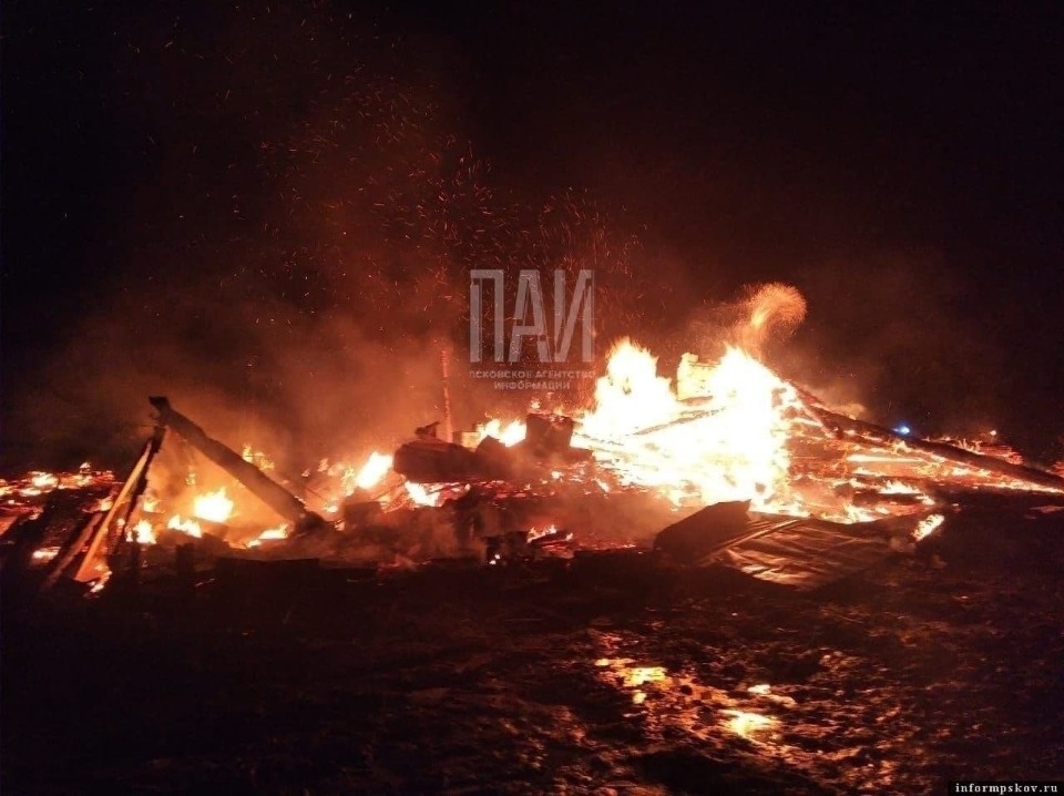 В Псковском районе сгорел двухэтажный дом