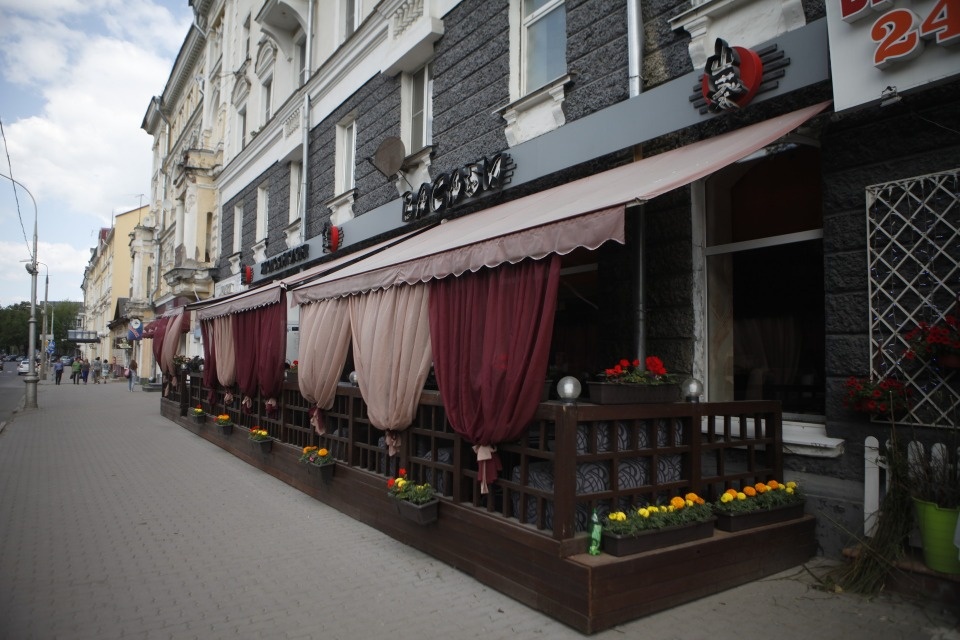 На улицах Пскова стартовал сезон летних веранд от кафе На улицах Пскова стартовал сезон летних веранд от кафе