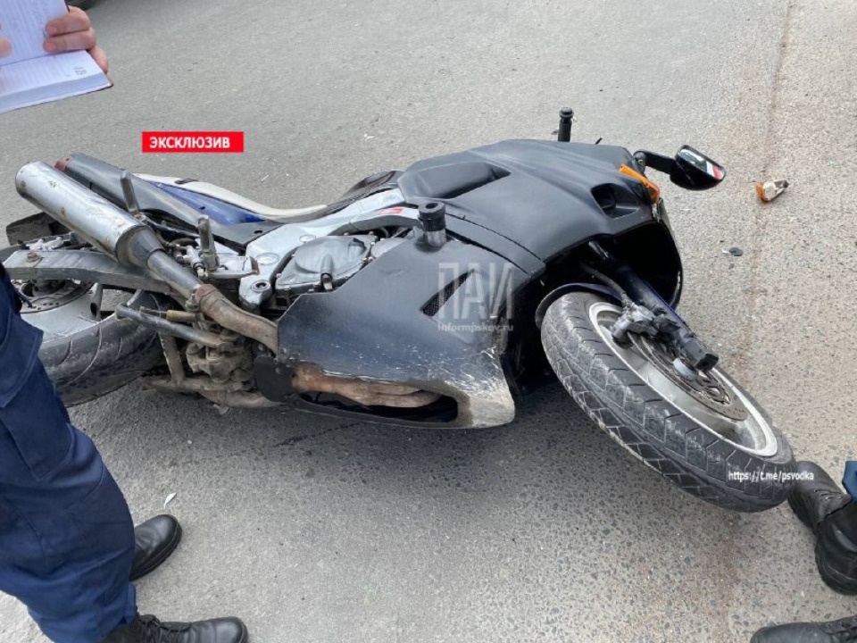 Мотоциклист пострадал в результате ДТП в Пскове