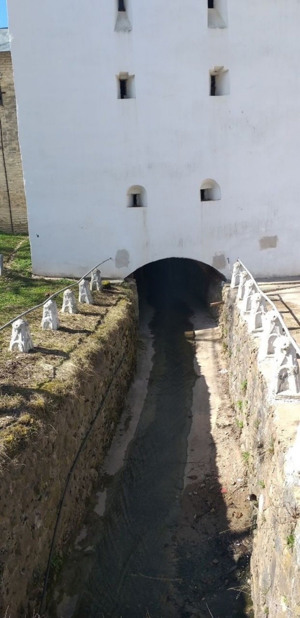 Под бронированное стекло спрячут реку Каменец на территории Псково-Печерского монастыря