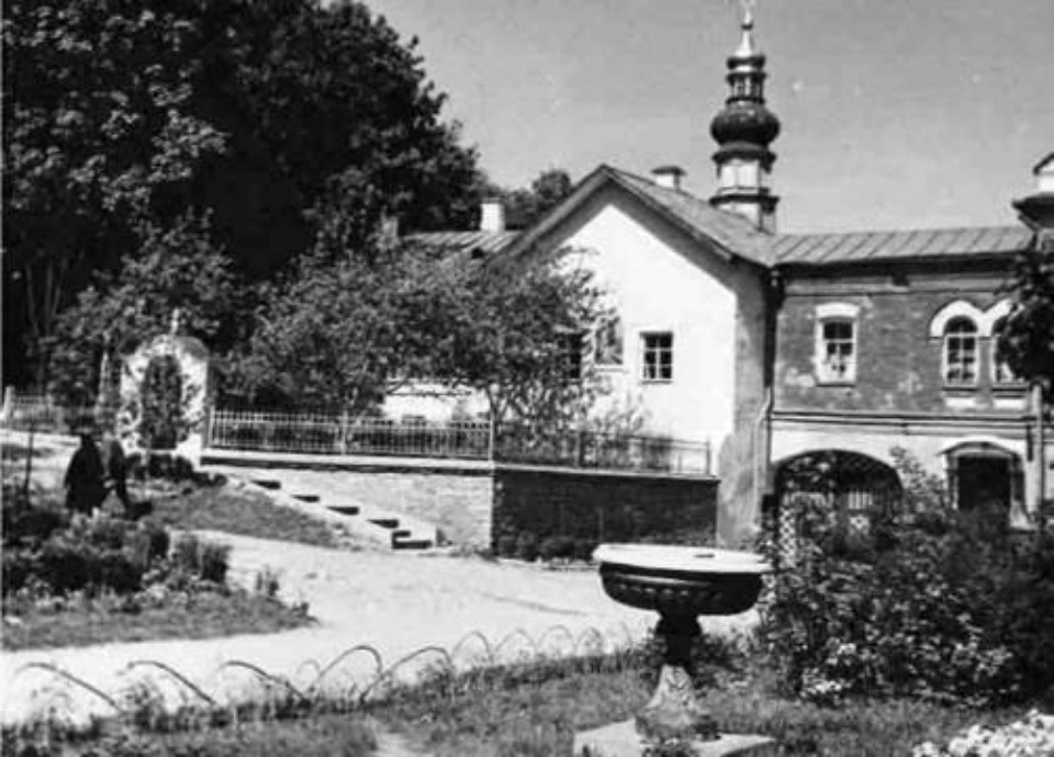 Исторический вход с папертью Лазаревского храма восстановят в Псково-Печерском монастыре