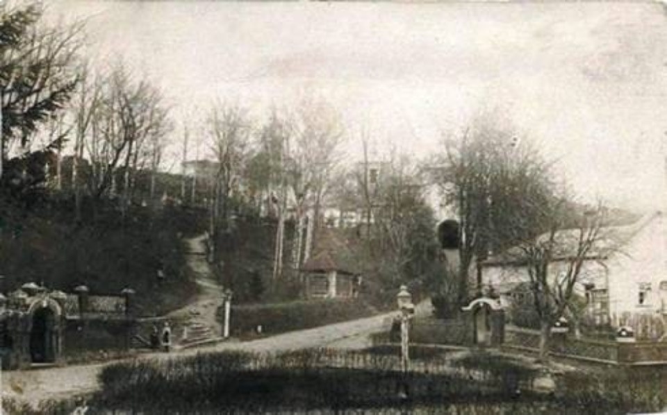 Исторический вход с папертью Лазаревского храма восстановят в Псково-Печерском монастыре