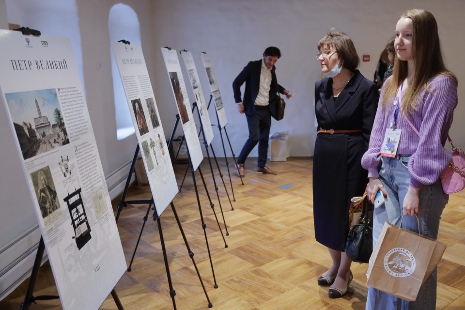 Именем Петра