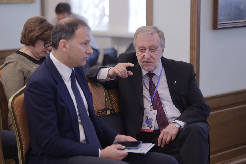 Именем Петра