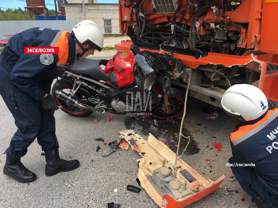 Мотоциклист пострадал в результате лобового столкновения с КАМАЗом в Псковском районе