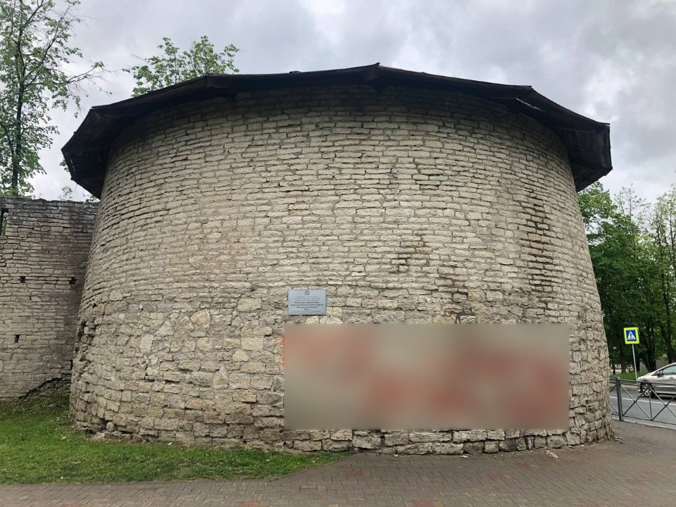 Петровская башня в Пскове пострадала от рук вандалов