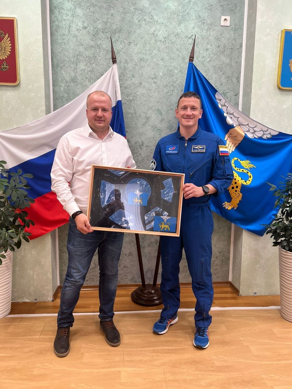 Побывавший на Международной космической станции флаг Пскова подарили городу 