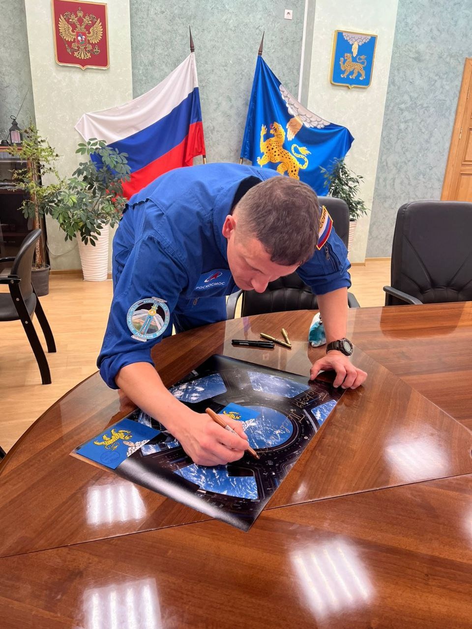 Побывавший на Международной космической станции флаг Пскова подарили городу 