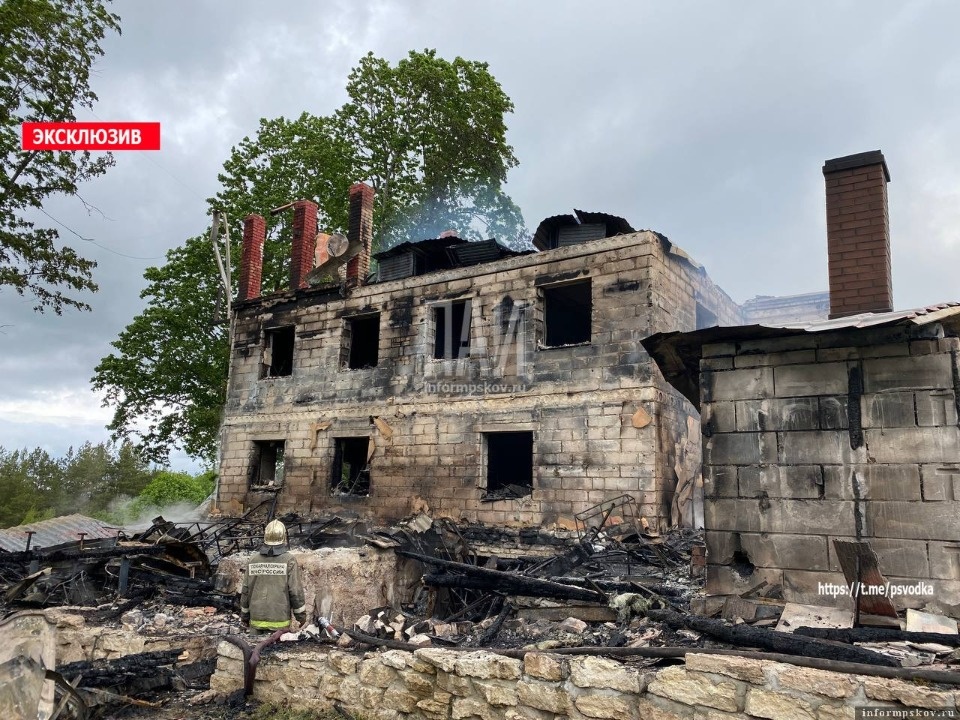 В Печорском районе сгорел отель «Псковская Швейцария» В Печорском районе сгорел отель «Псковская Швейцария»