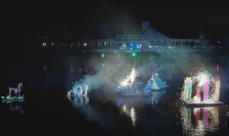 Огромную голову Пушкина увидят псковичи в рамках спектакля в Дендропарке Огромную голову Пушкина увидят псковичи в рамках спектакля в Дендропарке