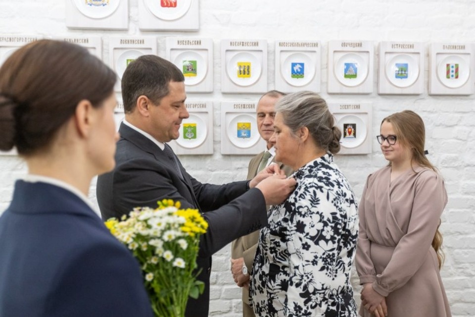 Михаил Ведерников вручил государственные награды двум многодетным семьям из Псковской области