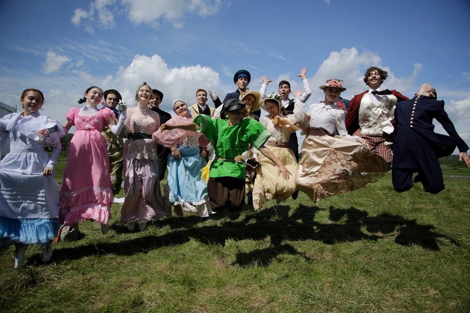 Почти 40 тысяч человек посетили праздник Пушкинской поэзии и русской культуры в Михайловском Почти 40 тысяч человек посетили праздник Пушкинской поэзии и русской культуры в Михайловском