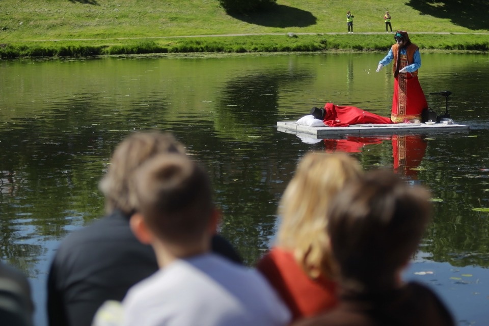 «Сны над тёмной водой»