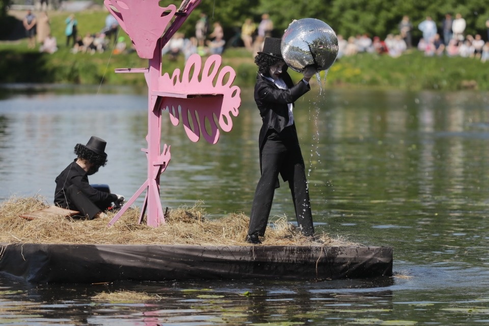 «Сны над тёмной водой»