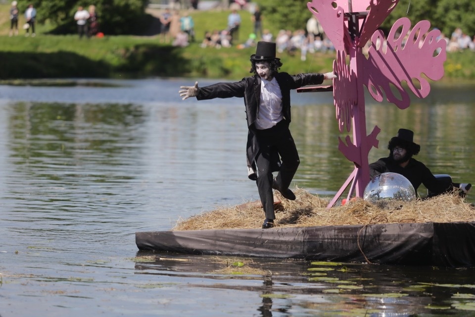 «Сны над тёмной водой»