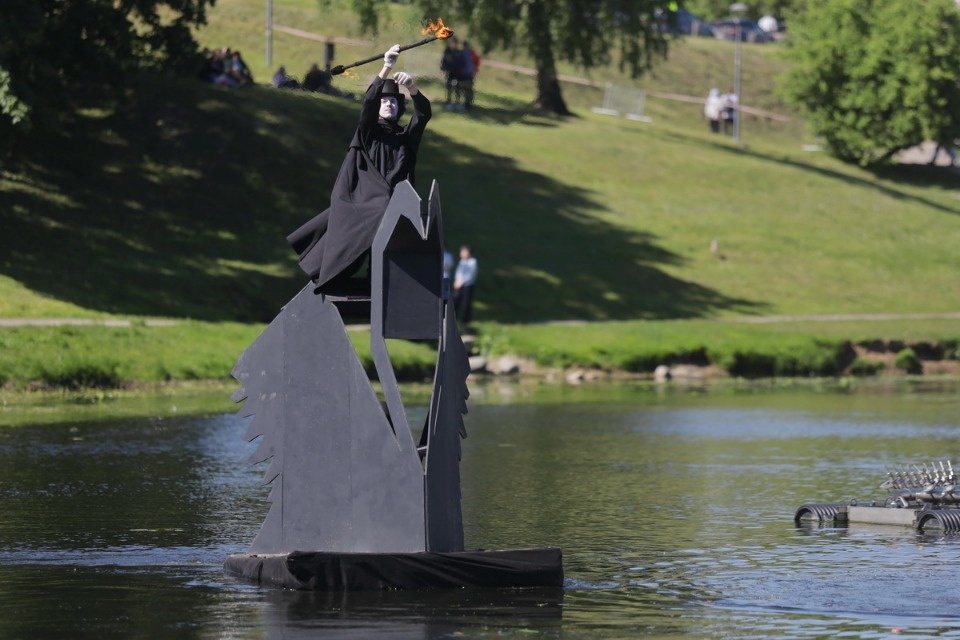 «Сны над тёмной водой»