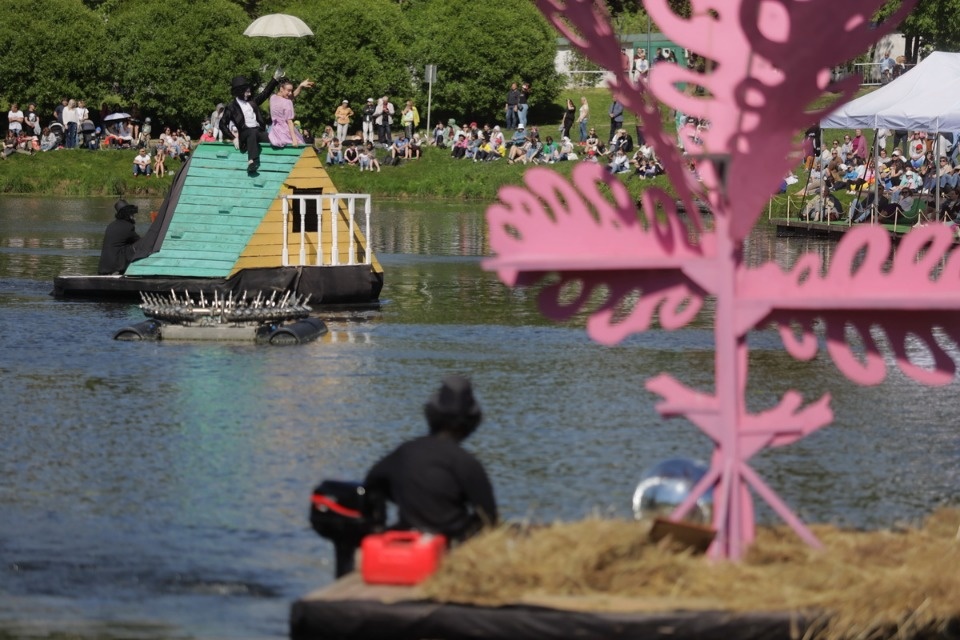 «Сны над тёмной водой»