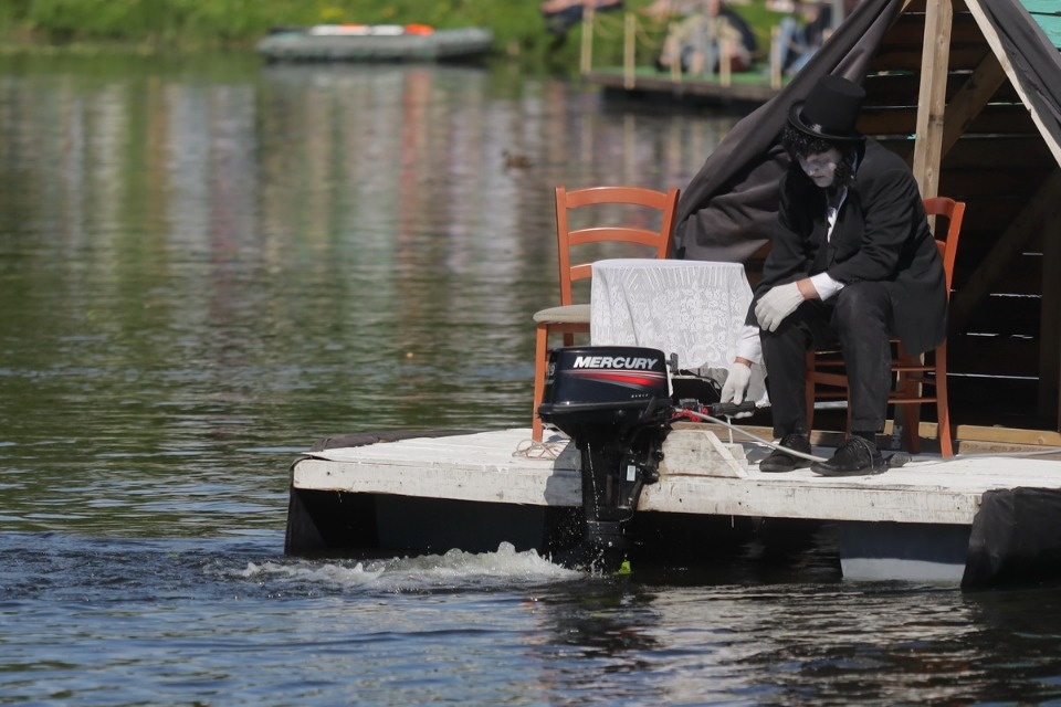 «Сны над тёмной водой»