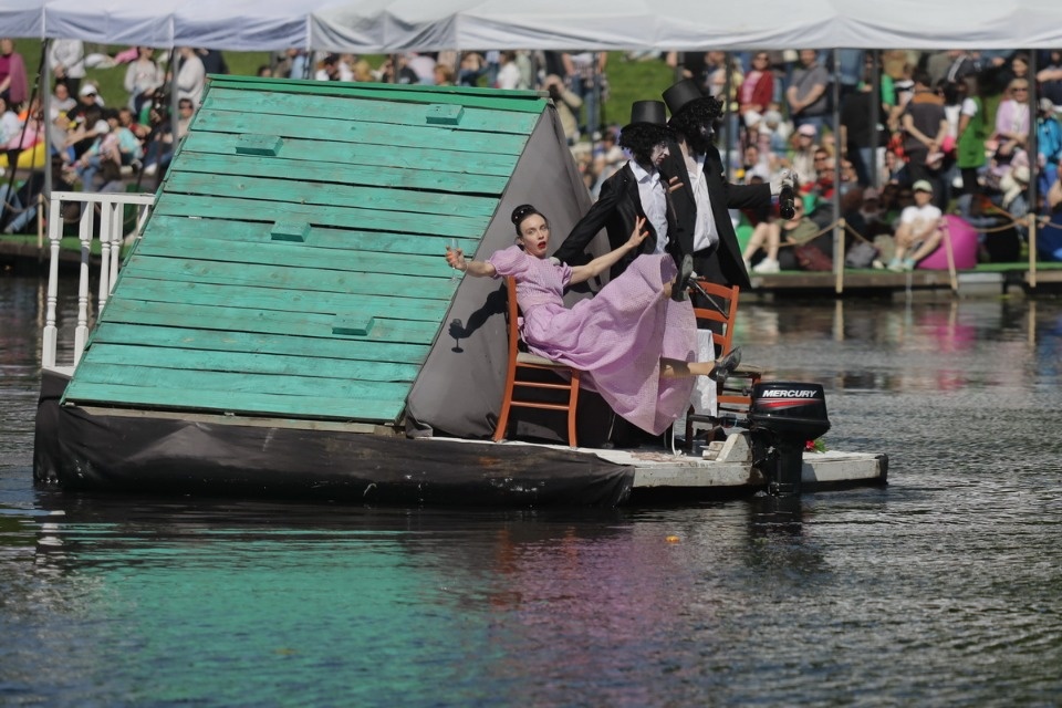 «Сны над тёмной водой»