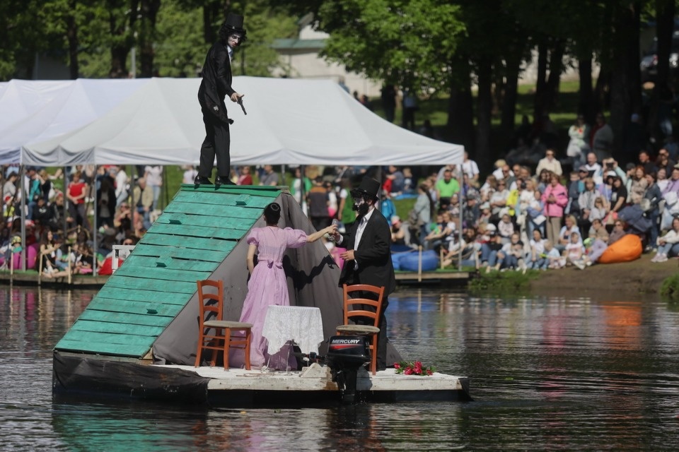 «Сны над тёмной водой»