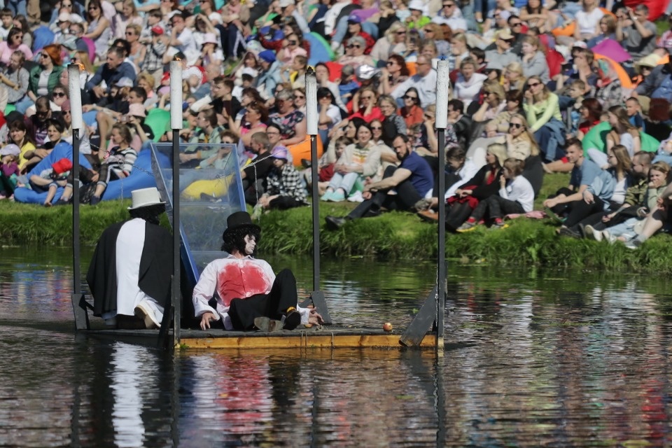 «Сны над тёмной водой»