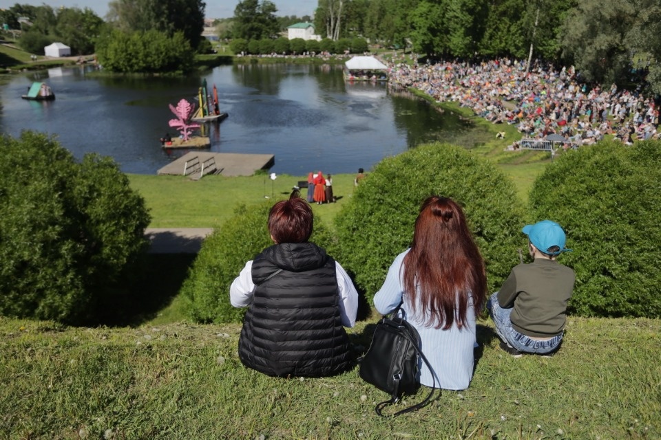 «Сны над тёмной водой»