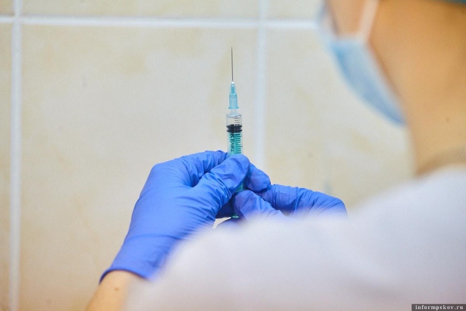 Три пункта вакцинации от коронавируса закрылись в Пскове