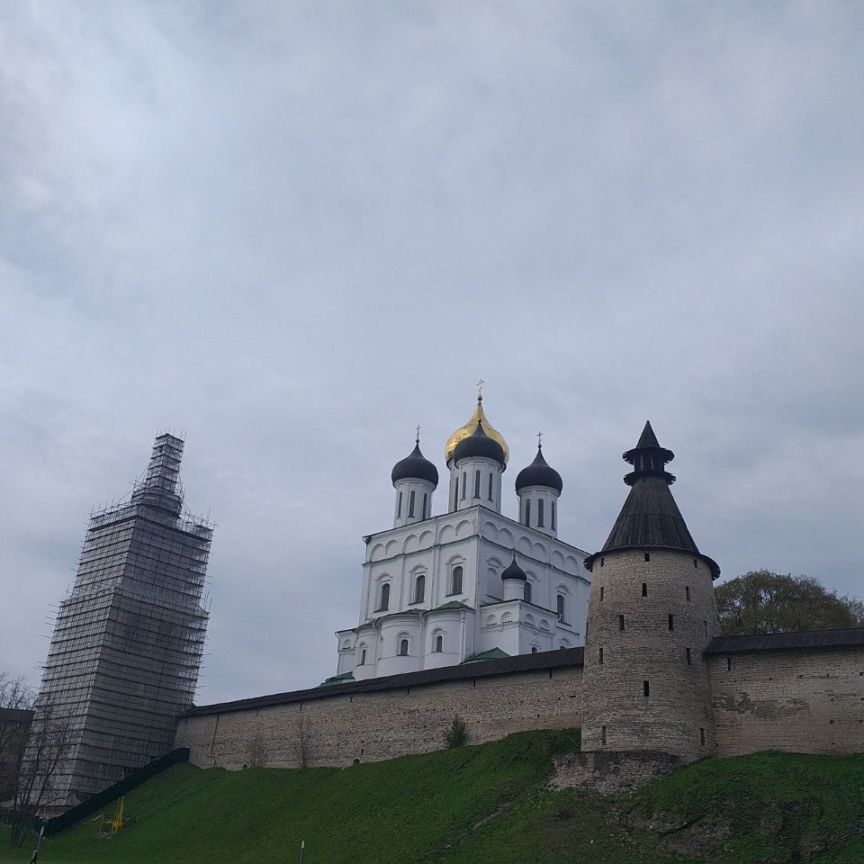 Началась подготовка к золочению шпиля колокольни в Псковском кремле Началась подготовка к золочению шпиля колокольни в Псковском кремле