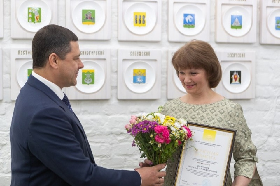 Губернатор Псковской области наградил лучших социальных работников региона