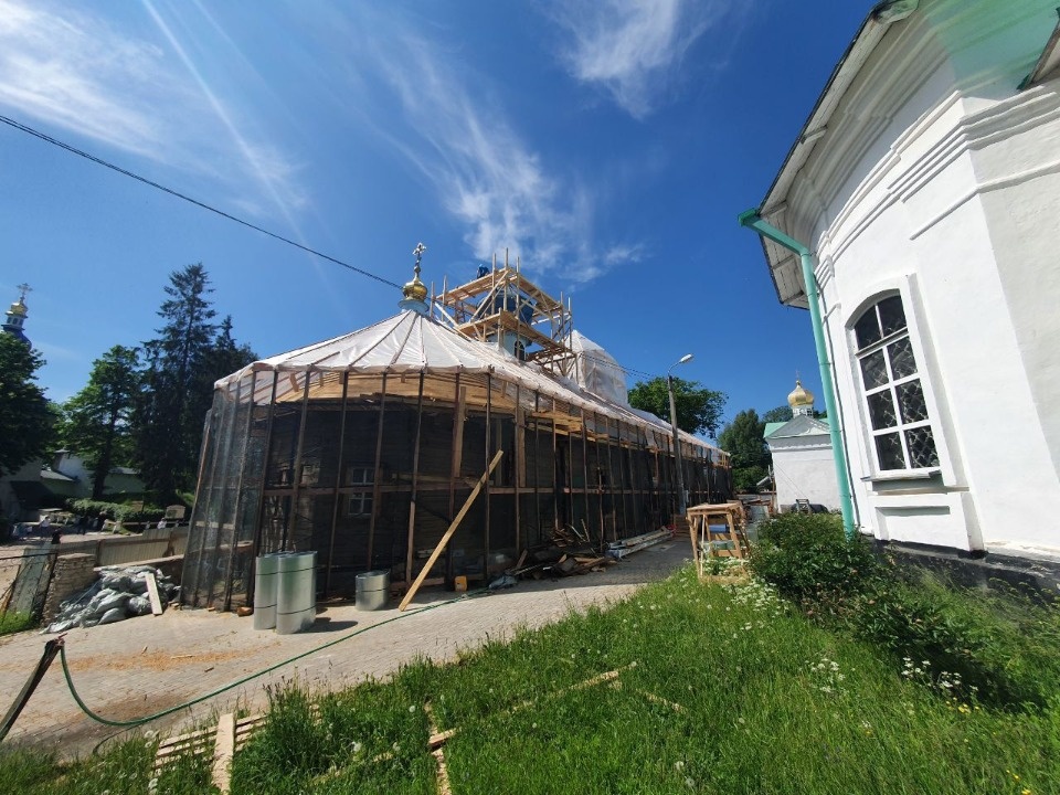 Специалисты укрепляют фундамент Варваринской церкви в Печорах Специалисты укрепляют фундамент Варваринской церкви в Печорах