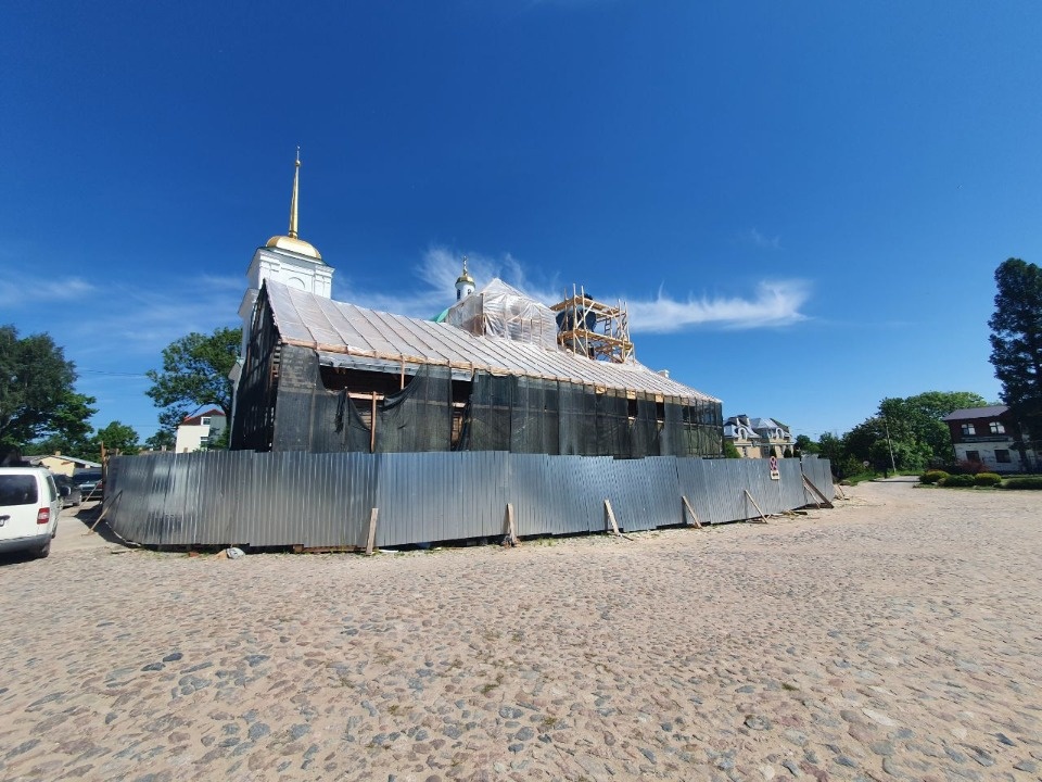 Специалисты укрепляют фундамент Варваринской церкви в Печорах Специалисты укрепляют фундамент Варваринской церкви в Печорах