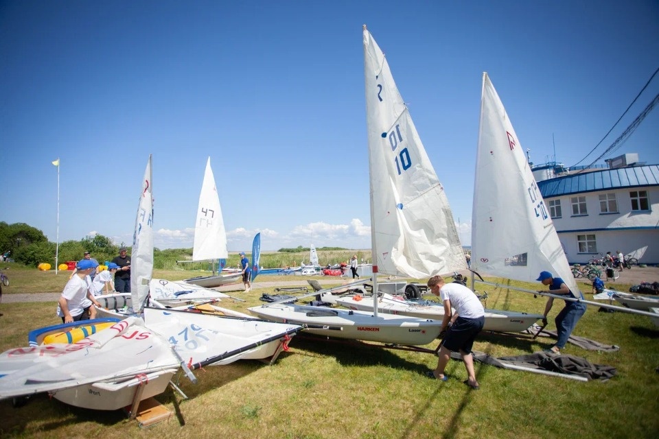  Под парусом