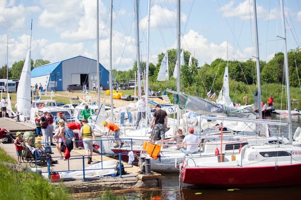  Под парусом