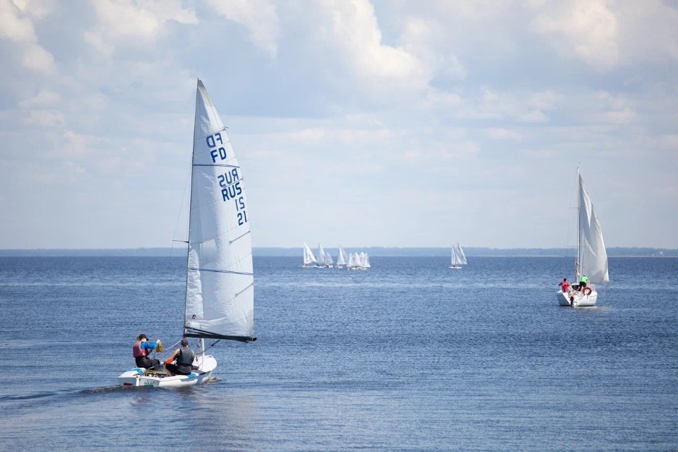  Под парусом